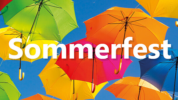 Viele bunte Sonnenschirme vor blauem Himmel darüber der Text “Sommerfest“.